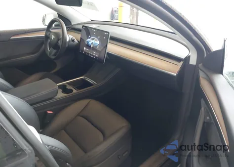 2024 Tesla Model Y Long Range Dual Motor All-Wheel Drive z USA, uszkodzony, nr VIN 7SAYGDEE5RF074414